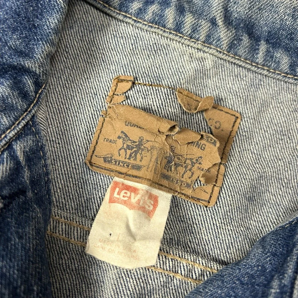 Vintage Levi's Denim Trucker Jacket Mens Large Light Wash Blue Made USA